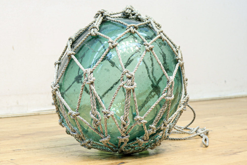 気泡入りの和ガラス球を縄で包んだ浮き球　DC8883