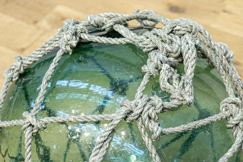 気泡入りの和ガラス球を縄で包んだ浮き球　DC8883