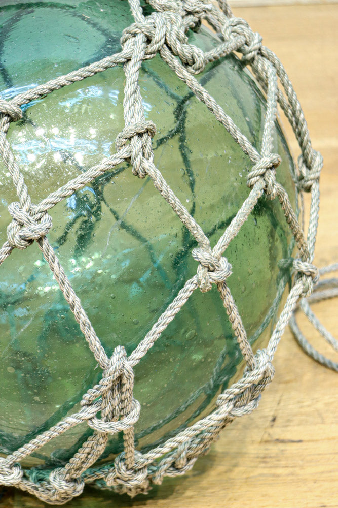 気泡入りの和ガラス球を縄で包んだ浮き球　DC8883