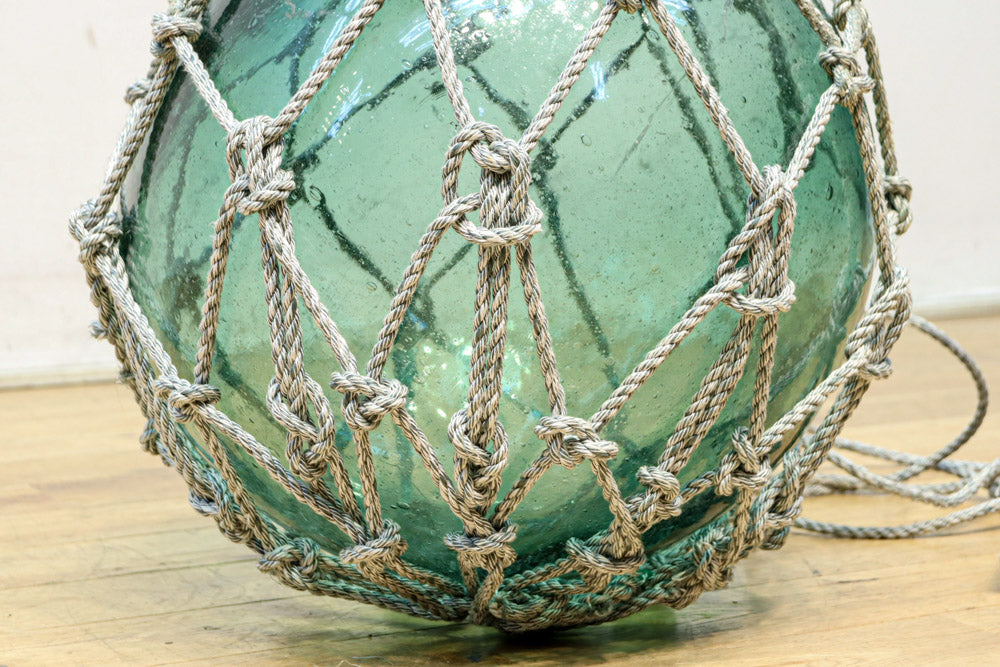 気泡入りの和ガラス球を縄で包んだ浮き球　DC8883