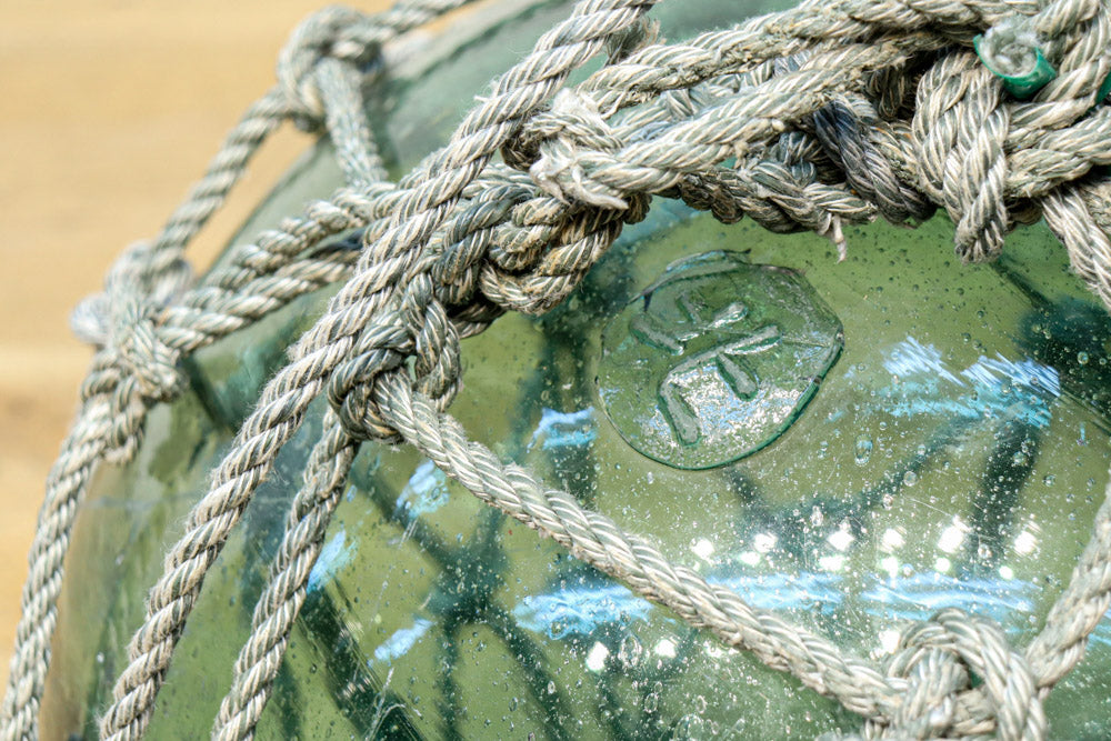 気泡入りの和ガラス球を縄で包んだ浮き球　DC8883