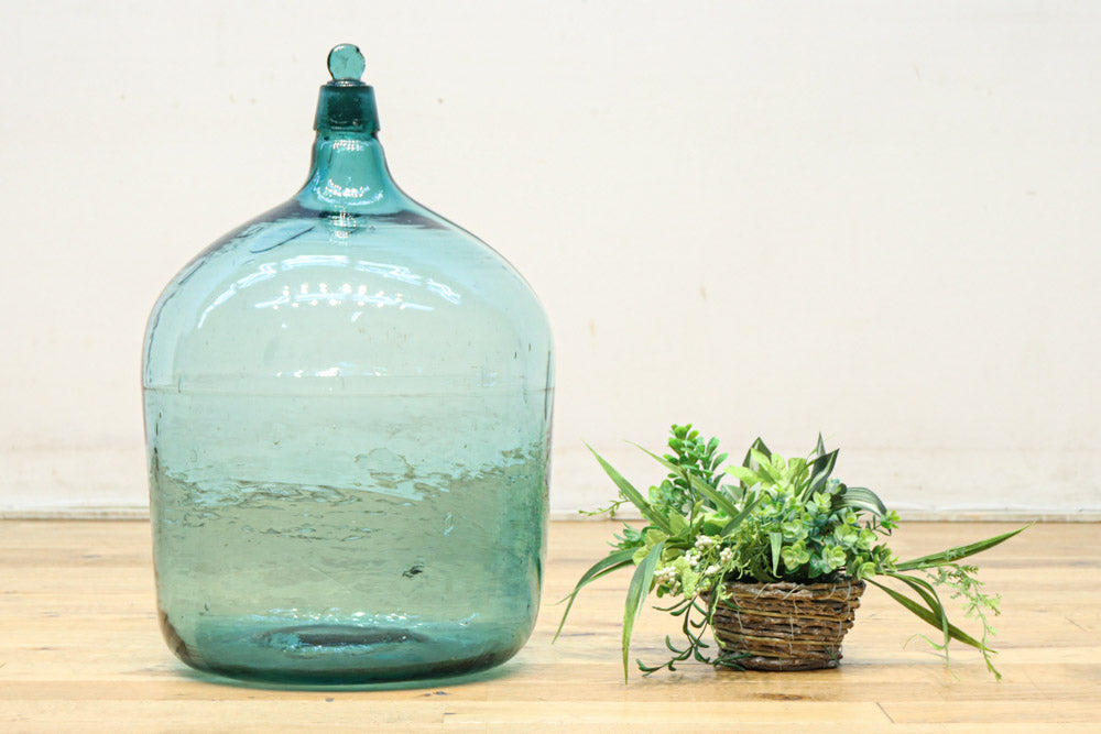 温かみある淡い色彩のレトロガラス大瓶(栓付き)　DC8886　在庫1組