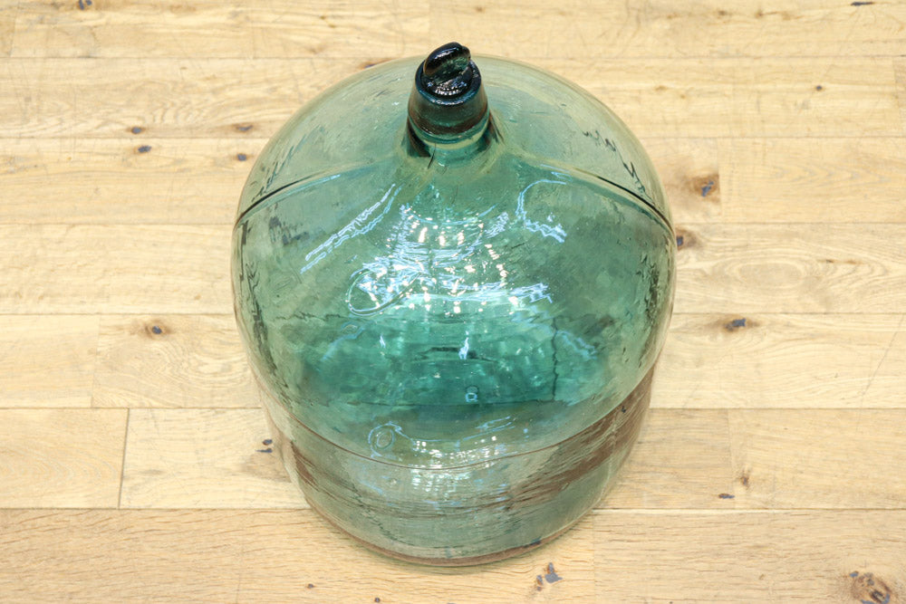 温かみある淡い色彩のレトロガラス大瓶(栓付き)　DC8886　在庫1組