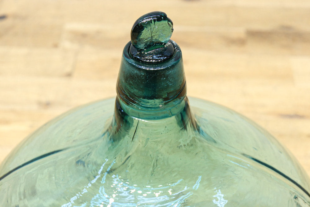 温かみある淡い色彩のレトロガラス大瓶(栓付き)　DC8886　在庫1組