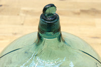 温かみある淡い色彩のレトロガラス大瓶(栓付き)　DC8886　在庫1組