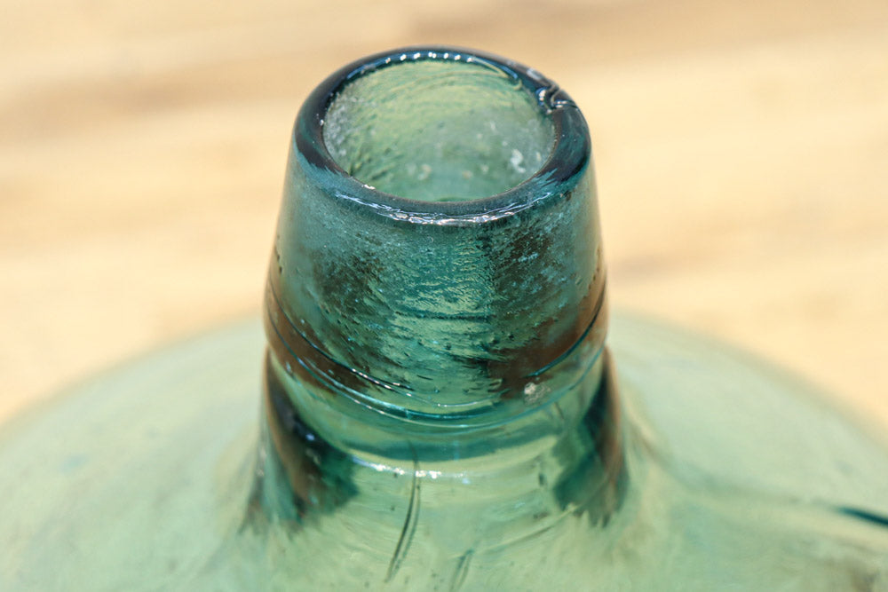 温かみある淡い色彩のレトロガラス大瓶(栓付き)　DC8886　在庫1組