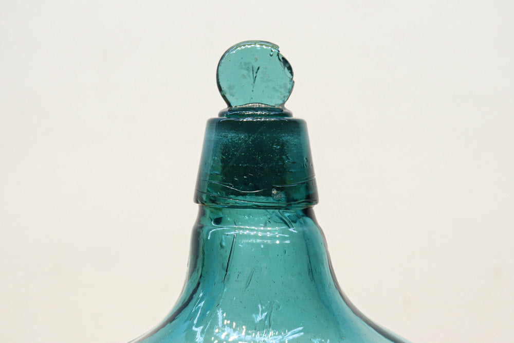 温かみある淡い色彩のレトロガラス大瓶(栓付き)　DC8886　在庫1組