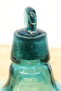 温かみある淡い色彩のレトロガラス大瓶(栓付き)　DC8886　在庫1組