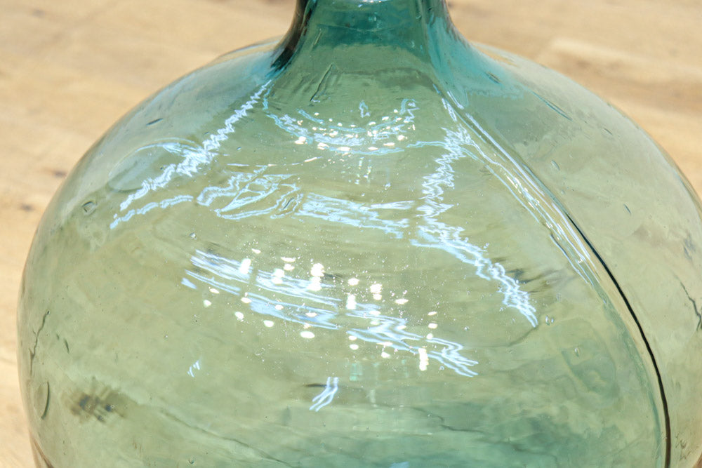 温かみある淡い色彩のレトロガラス大瓶(栓付き)　DC8886　在庫1組