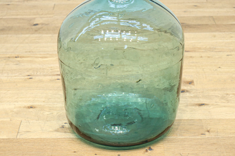 温かみある淡い色彩のレトロガラス大瓶(栓付き)　DC8886　在庫1組