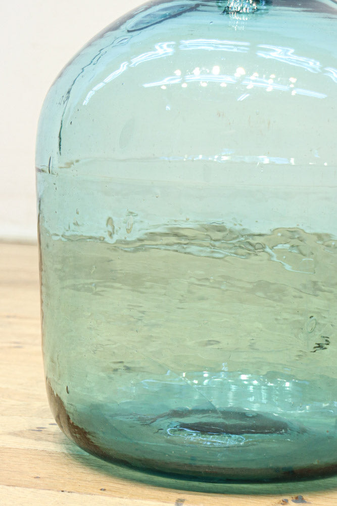 温かみある淡い色彩のレトロガラス大瓶(栓付き)　DC8886　在庫1組