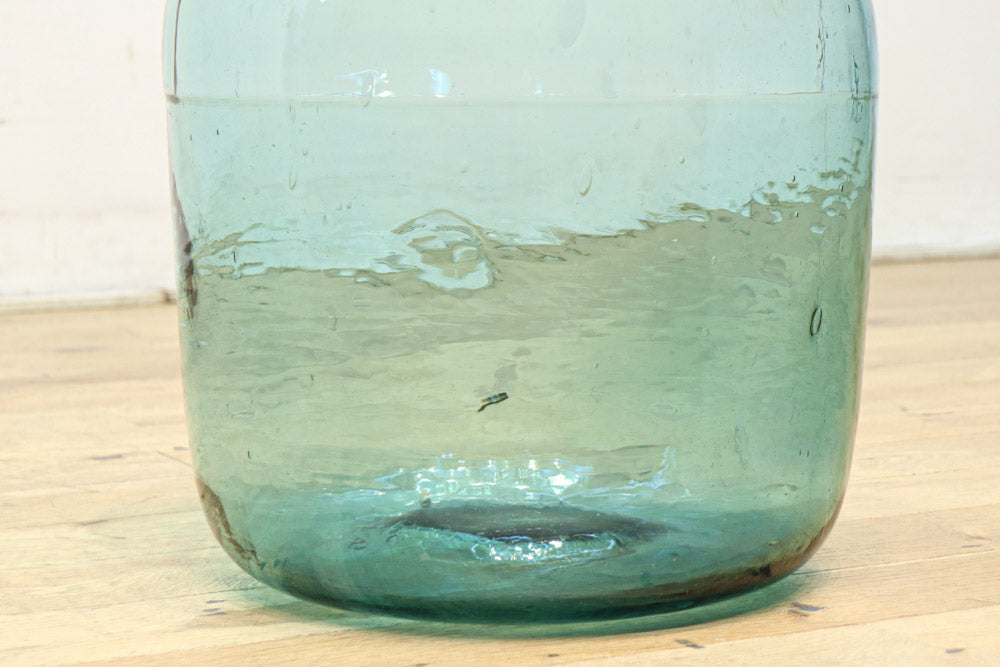 温かみある淡い色彩のレトロガラス大瓶(栓付き)　DC8886　在庫1組