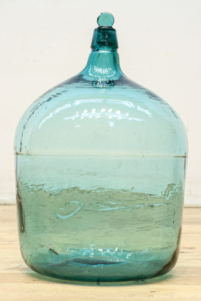 温かみある淡い色彩のレトロガラス大瓶(栓付き)　DC8886　在庫1組