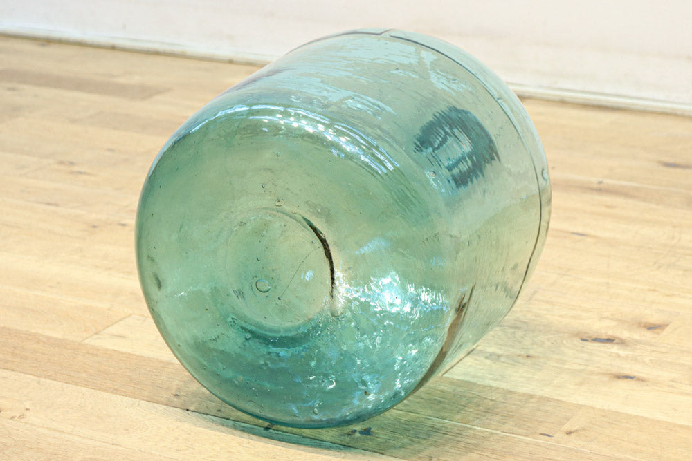 温かみある淡い色彩のレトロガラス大瓶(栓付き)　DC8886　在庫1組