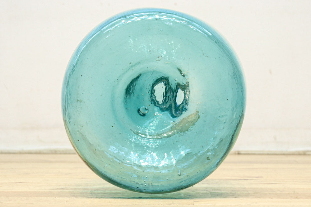 温かみある淡い色彩のレトロガラス大瓶(栓付き)　DC8886　在庫1組