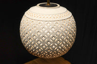 和柄の七宝透かし模様で格調ある陶器製の電笠　DC8887