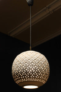 和柄の七宝透かし模様で格調ある陶器製の電笠　DC8887