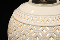 和柄の七宝透かし模様で格調ある陶器製の電笠　DC8887