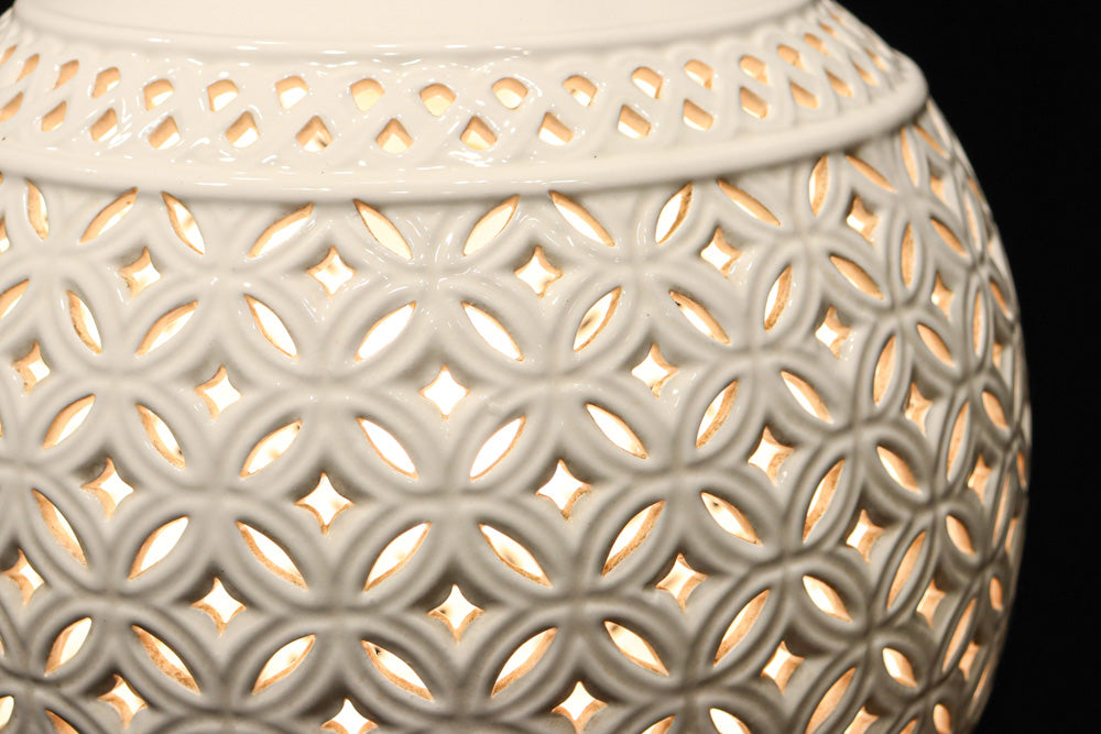 和柄の七宝透かし模様で格調ある陶器製の電笠　DC8887