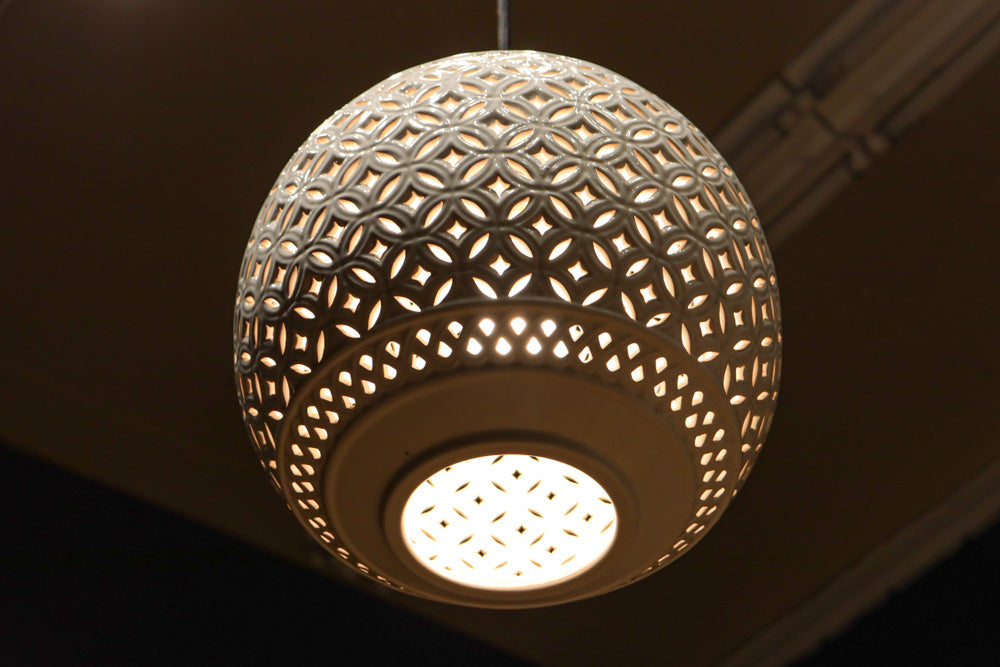 和柄の七宝透かし模様で格調ある陶器製の電笠　DC8887