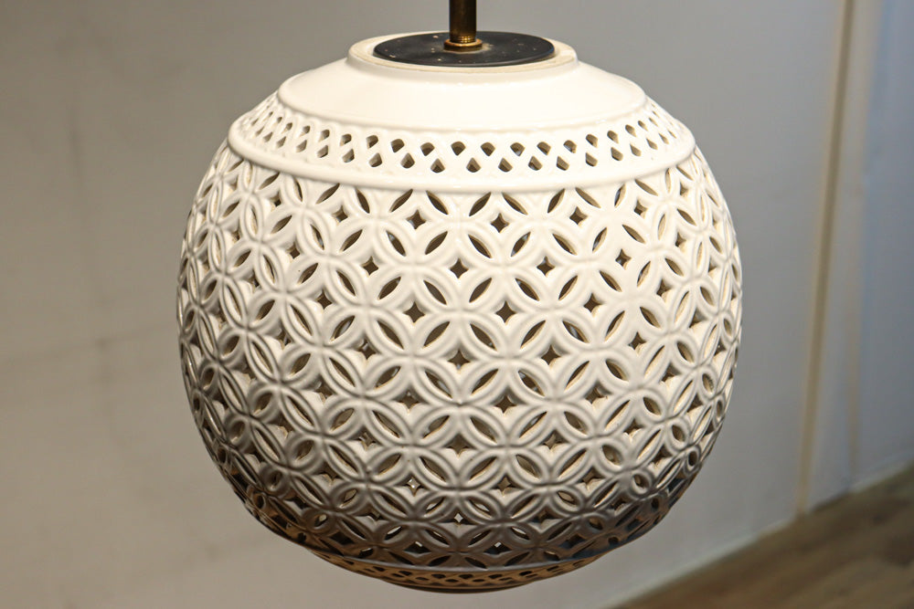 和柄の七宝透かし模様で格調ある陶器製の電笠　DC8887