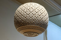 和柄の七宝透かし模様で格調ある陶器製の電笠　DC8887