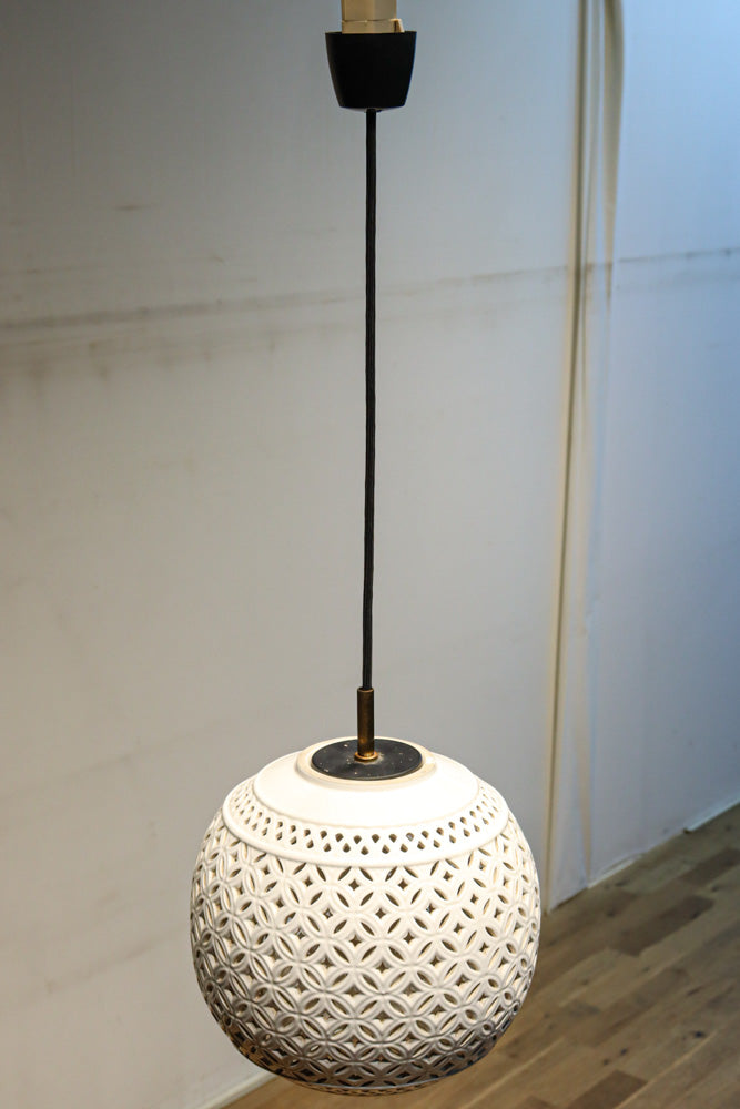 和柄の七宝透かし模様で格調ある陶器製の電笠　DC8887