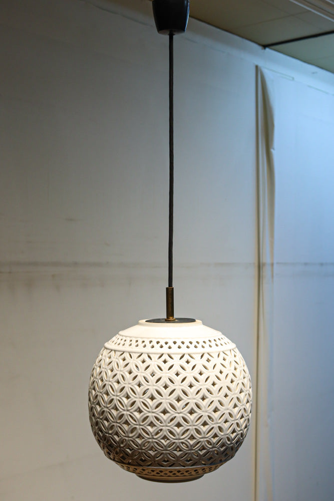 和柄の七宝透かし模様で格調ある陶器製の電笠　DC8887