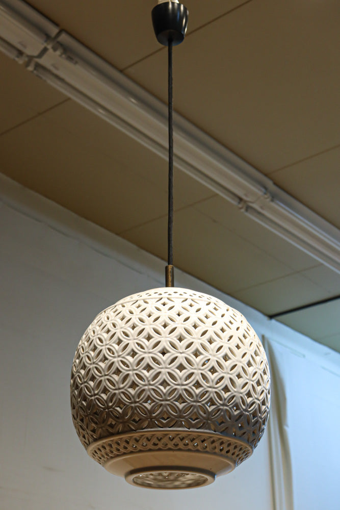 和柄の七宝透かし模様で格調ある陶器製の電笠　DC8887