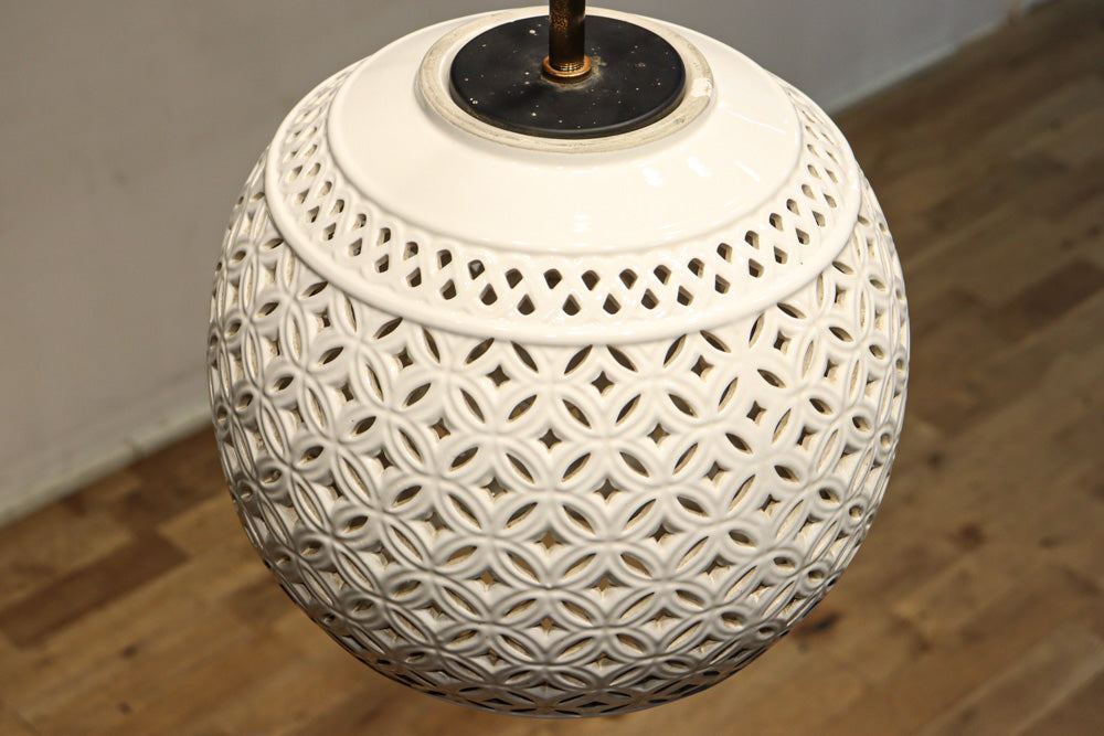 和柄の七宝透かし模様で格調ある陶器製の電笠　DC8887