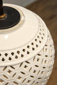 和柄の七宝透かし模様で格調ある陶器製の電笠　DC8887