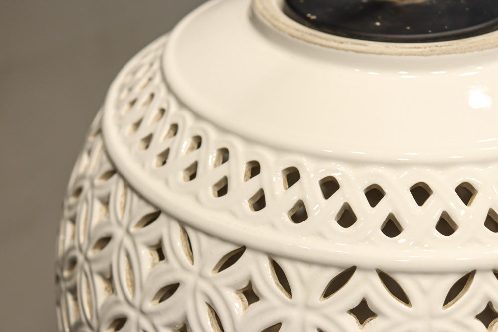 和柄の七宝透かし模様で格調ある陶器製の電笠　DC8887