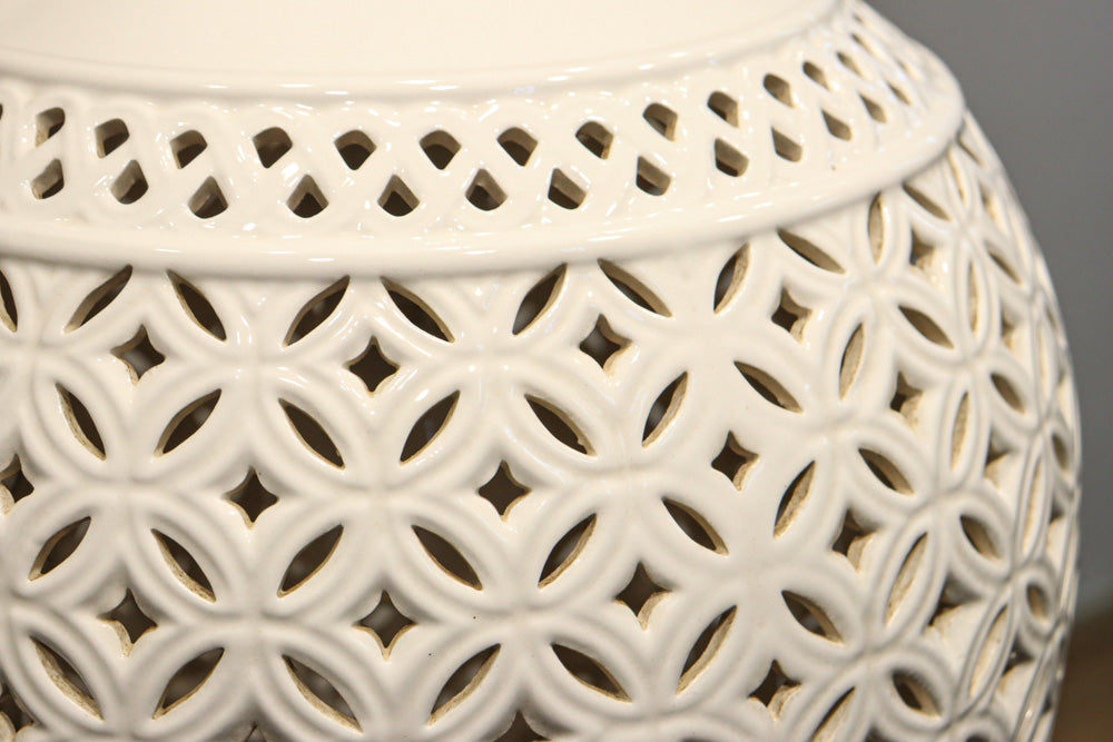 和柄の七宝透かし模様で格調ある陶器製の電笠　DC8887