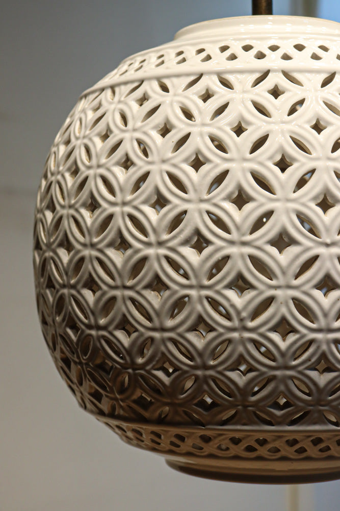 和柄の七宝透かし模様で格調ある陶器製の電笠　DC8887