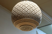 和柄の七宝透かし模様で格調ある陶器製の電笠　DC8887