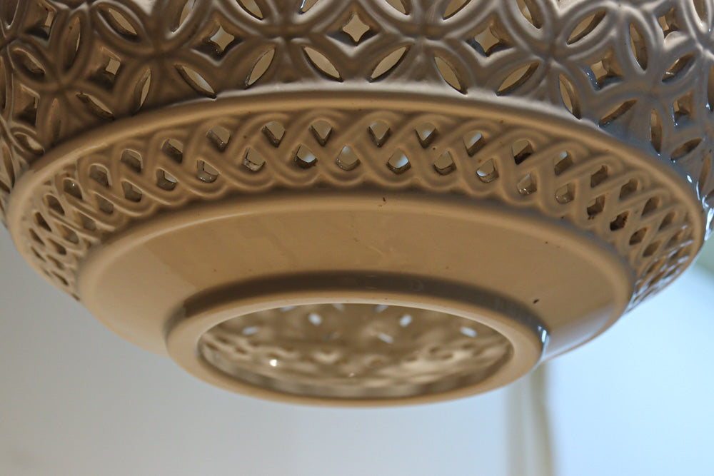 和柄の七宝透かし模様で格調ある陶器製の電笠　DC8887