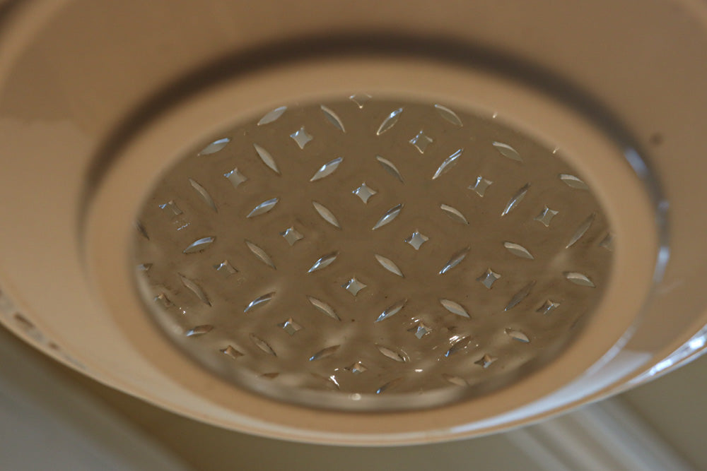 和柄の七宝透かし模様で格調ある陶器製の電笠　DC8887