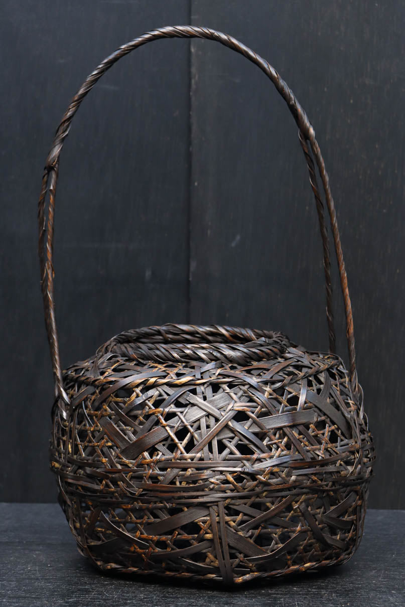 艶みある色彩で安定感ある花カゴ　DC8888　在庫1組