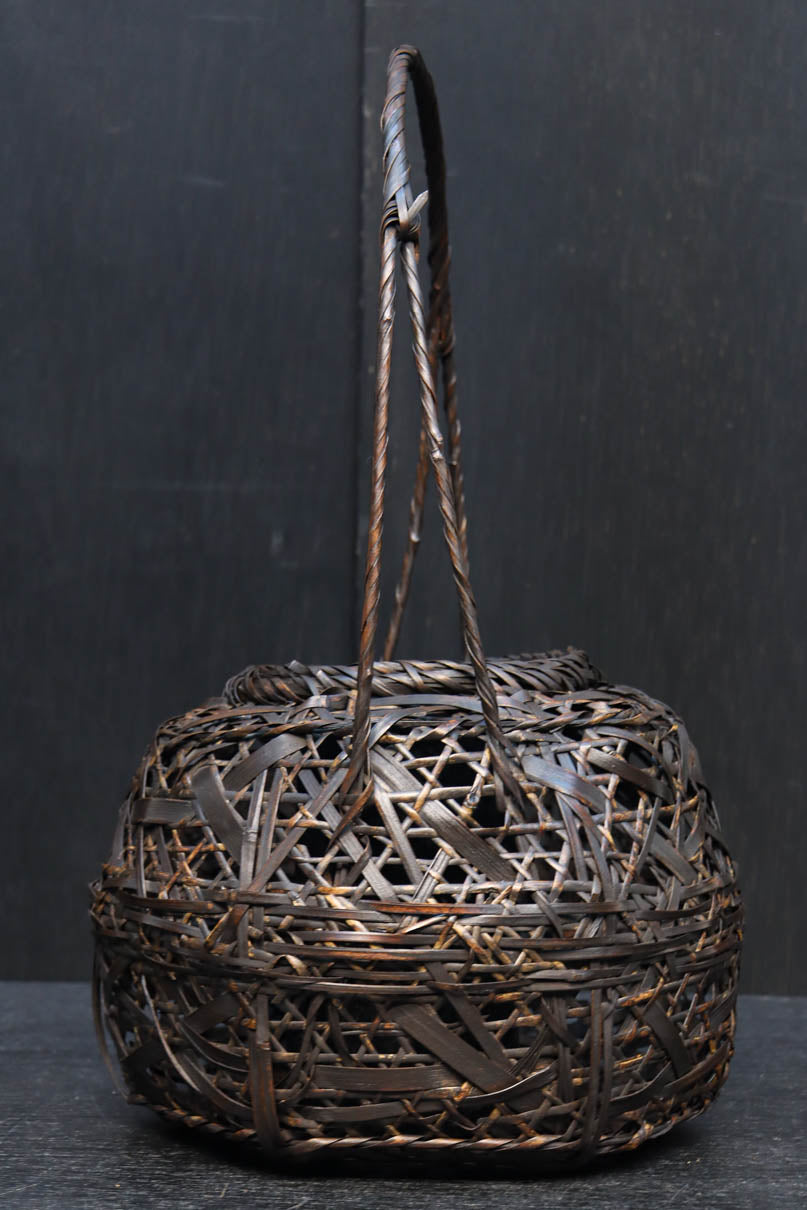 艶みある色彩で安定感ある花カゴ　DC8888　在庫1組