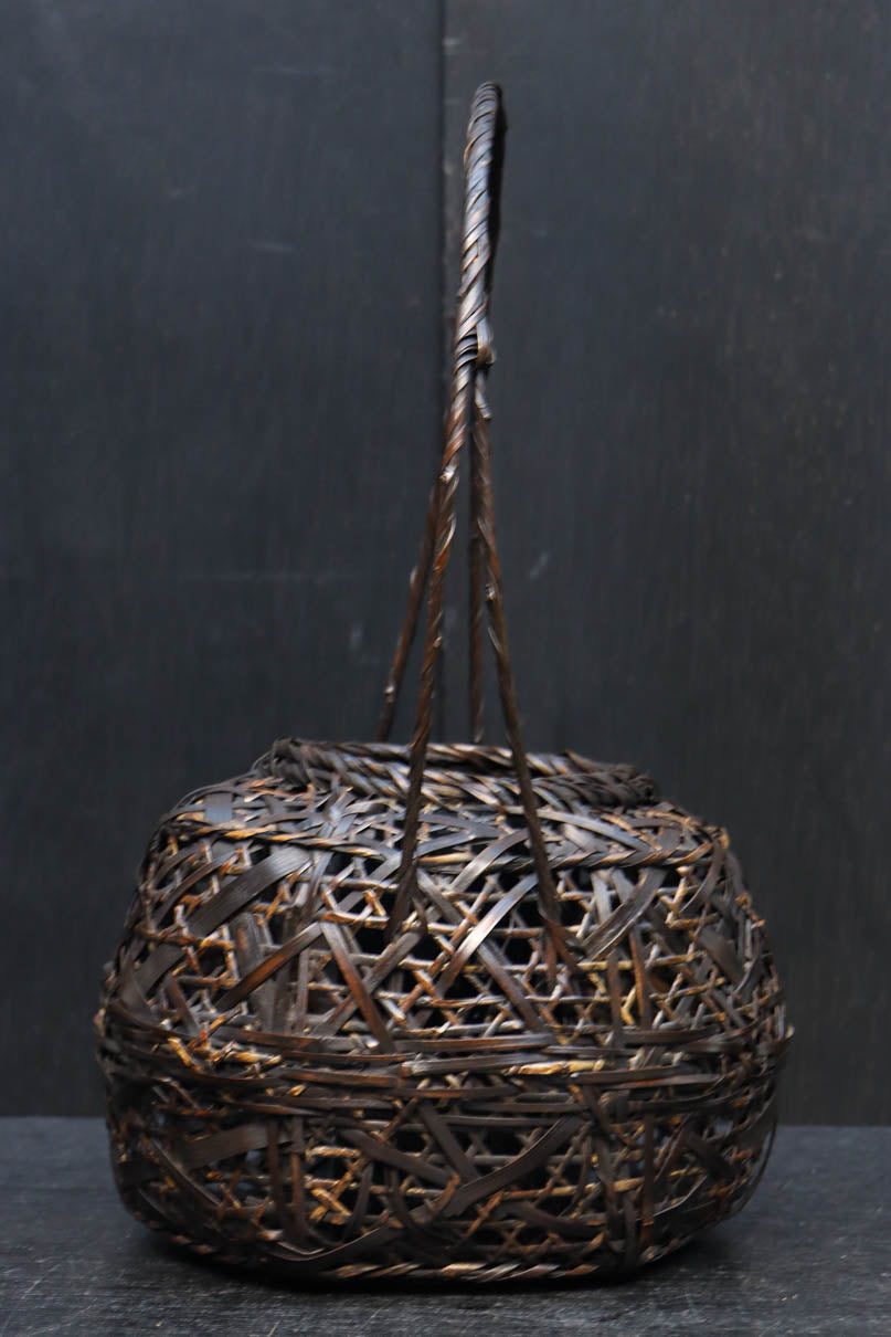 艶みある色彩で安定感ある花カゴ　DC8888　在庫1組