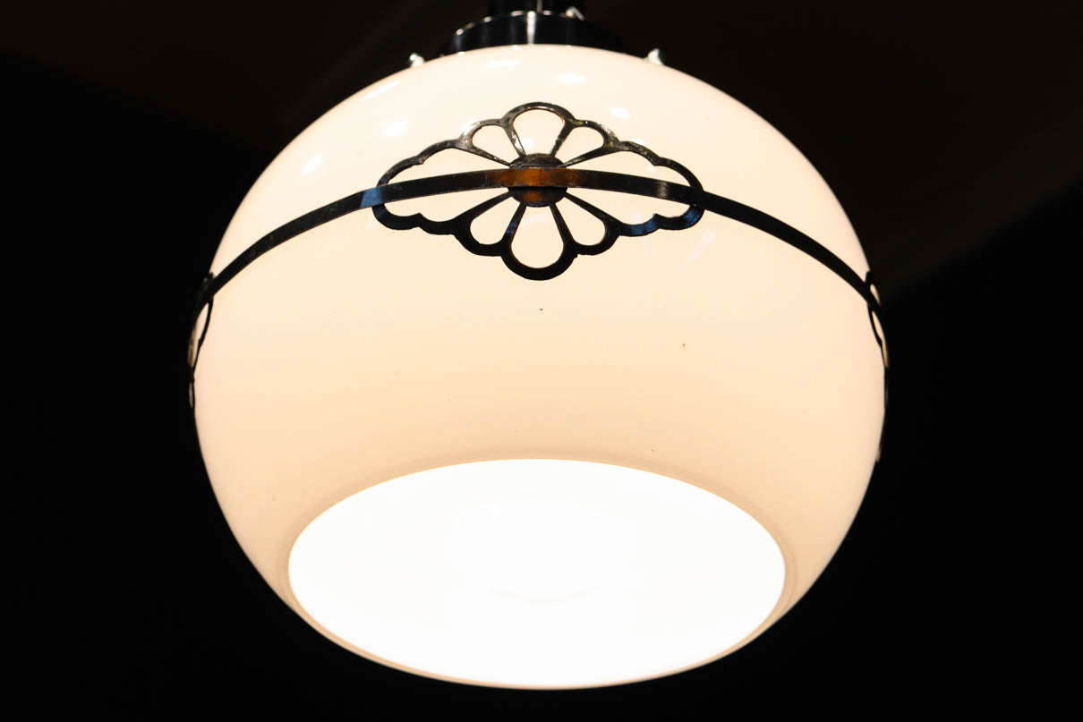 味わい深い菊菱装飾金具をまとうお椀型電笠　DC8894