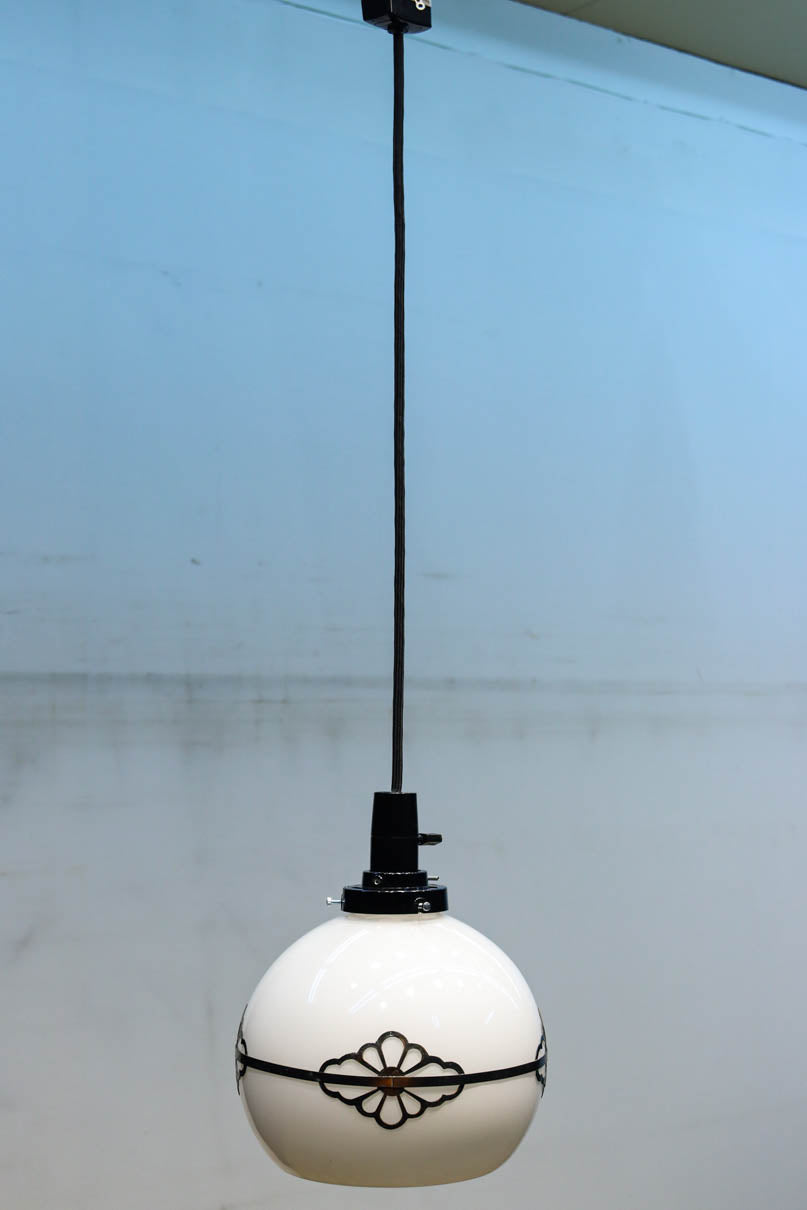 味わい深い菊菱装飾金具をまとうお椀型電笠　DC8894