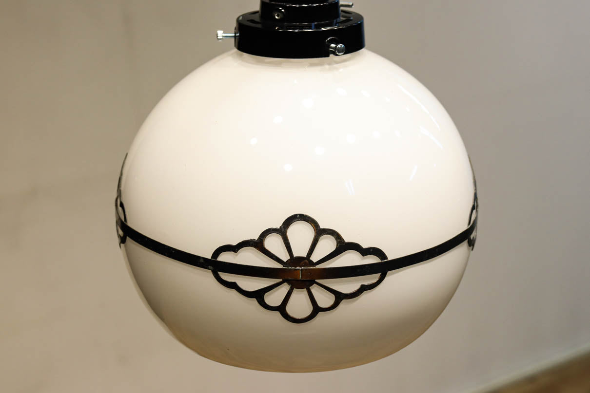 味わい深い菊菱装飾金具をまとうお椀型電笠　DC8894