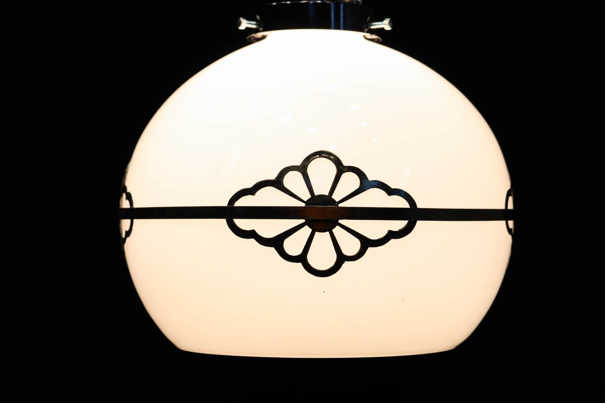 味わい深い菊菱装飾金具をまとうお椀型電笠　DC8894