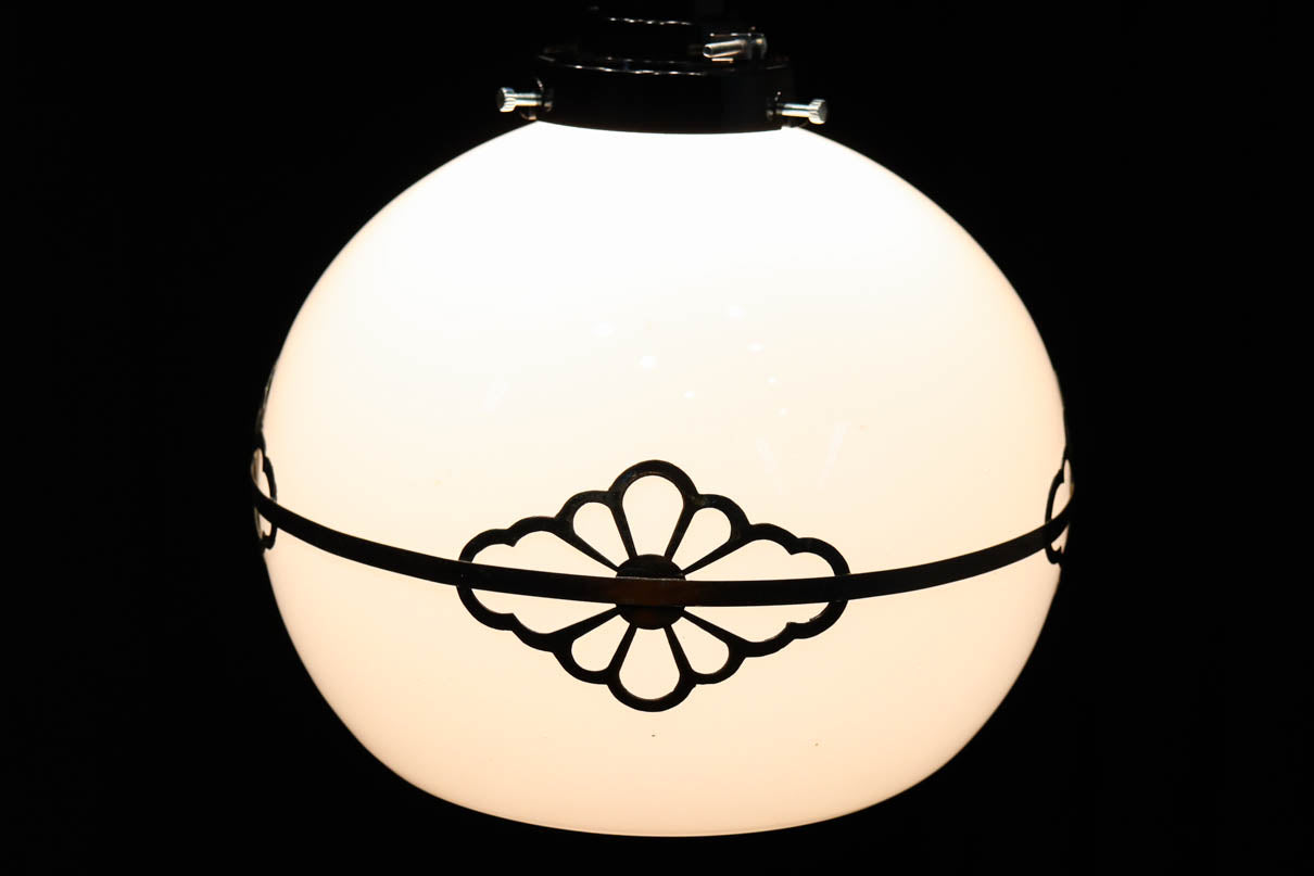 味わい深い菊菱装飾金具をまとうお椀型電笠　DC8894