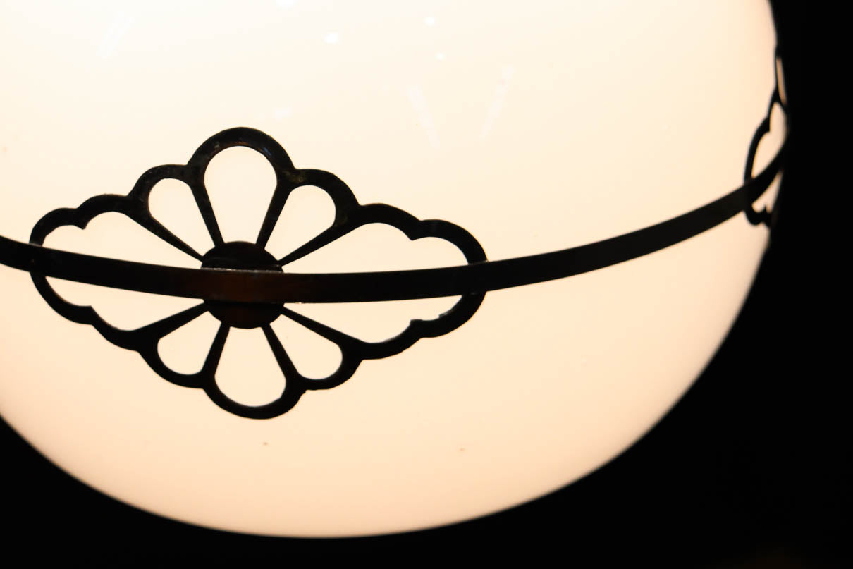 味わい深い菊菱装飾金具をまとうお椀型電笠　DC8894