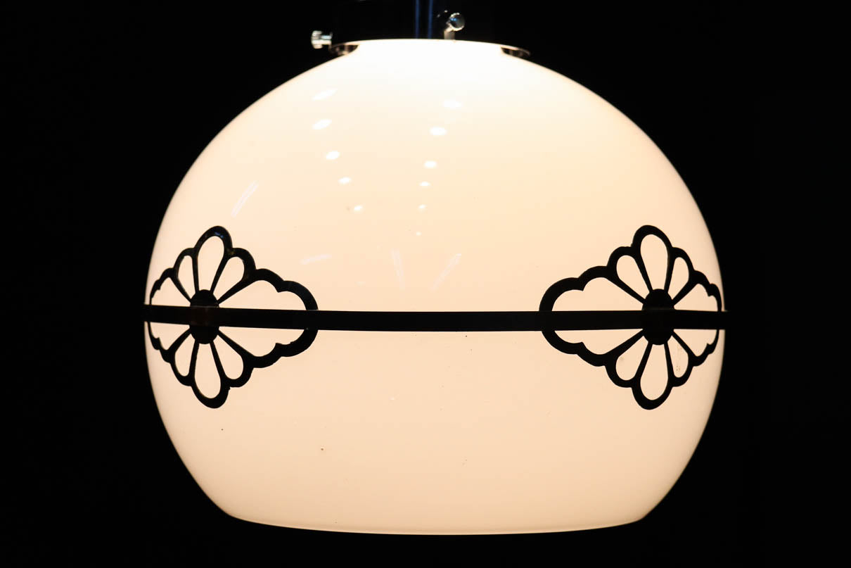 味わい深い菊菱装飾金具をまとうお椀型電笠　DC8894