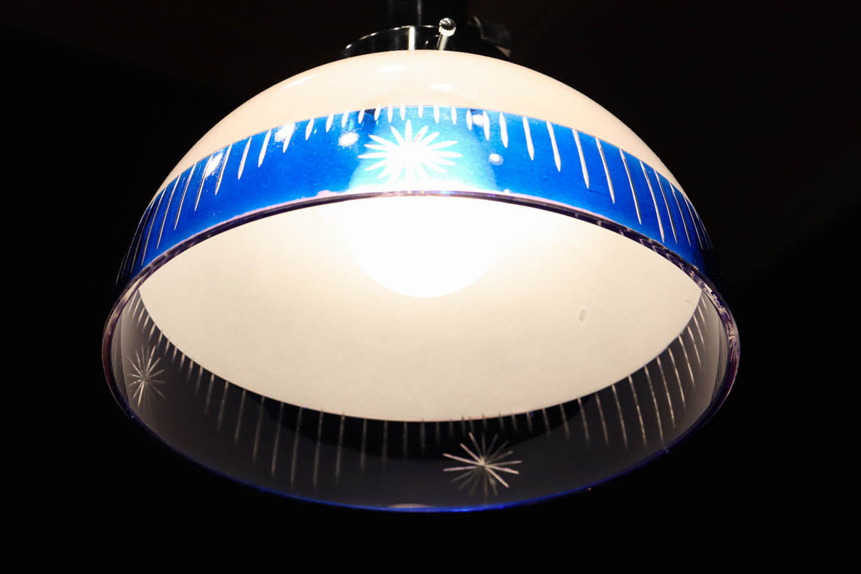 大正浪漫!! 鮮やかな青色ガラスが映える乳白ガラス切子の電笠　DC8895