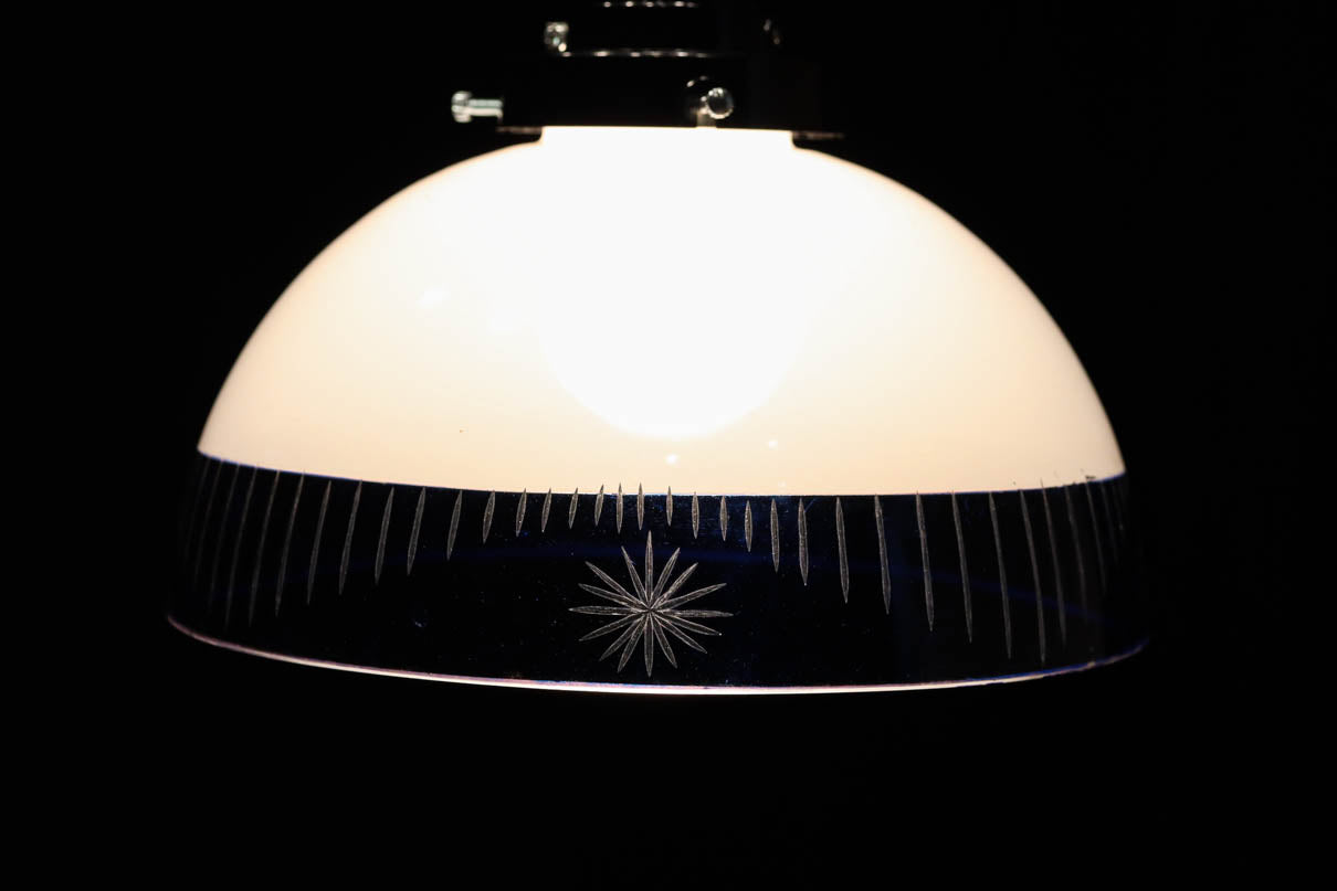 大正浪漫!! 鮮やかな青色ガラスが映える乳白ガラス切子の電笠　DC8895