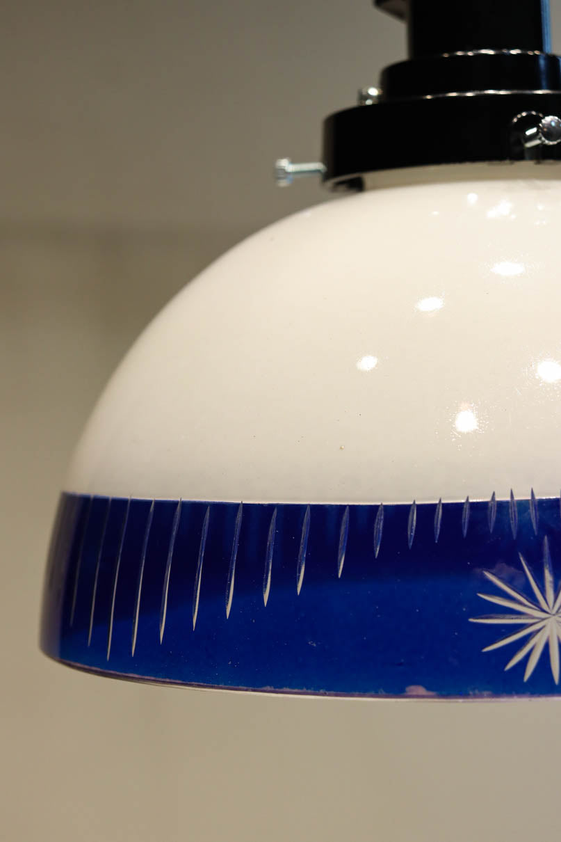 大正浪漫!! 鮮やかな青色ガラスが映える乳白ガラス切子の電笠　DC8895